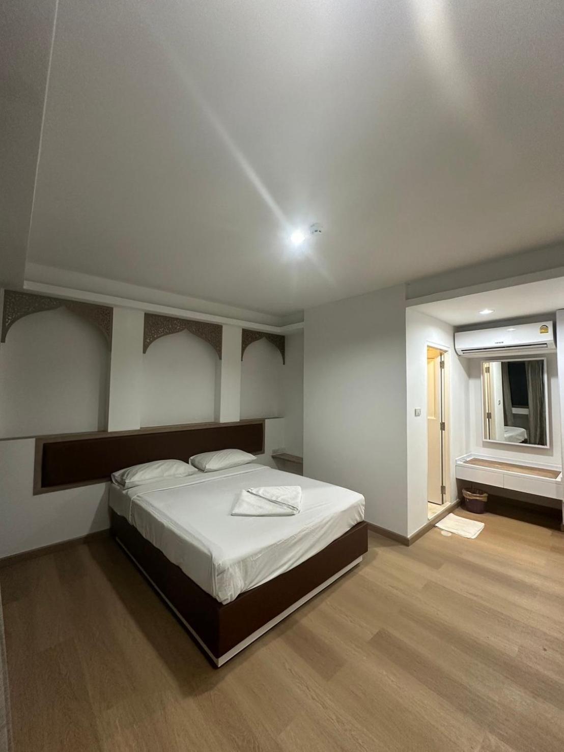 Royal Garden Home Hotel Банкок Екстериор снимка