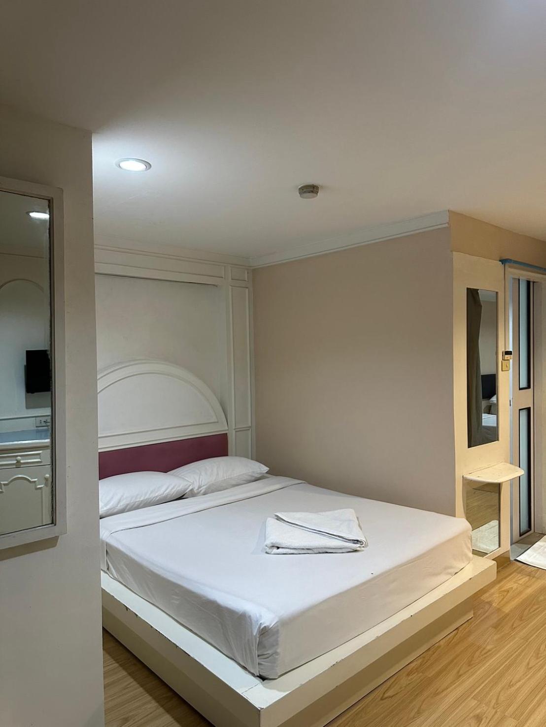 Royal Garden Home Hotel Банкок Екстериор снимка