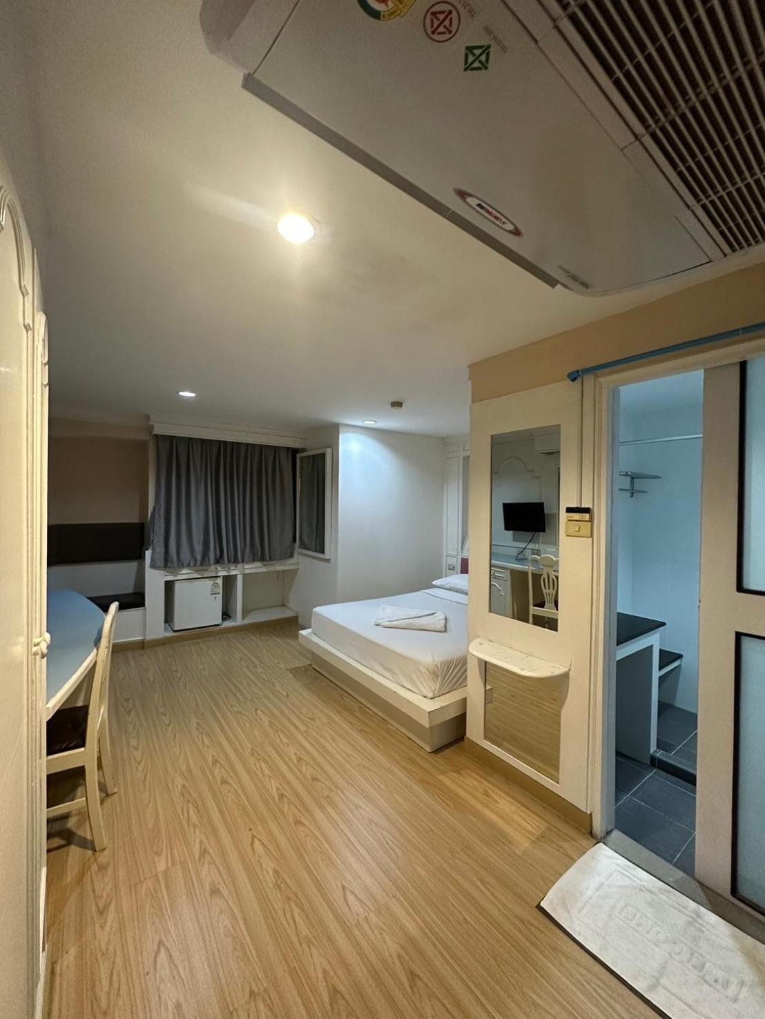 Royal Garden Home Hotel Банкок Екстериор снимка