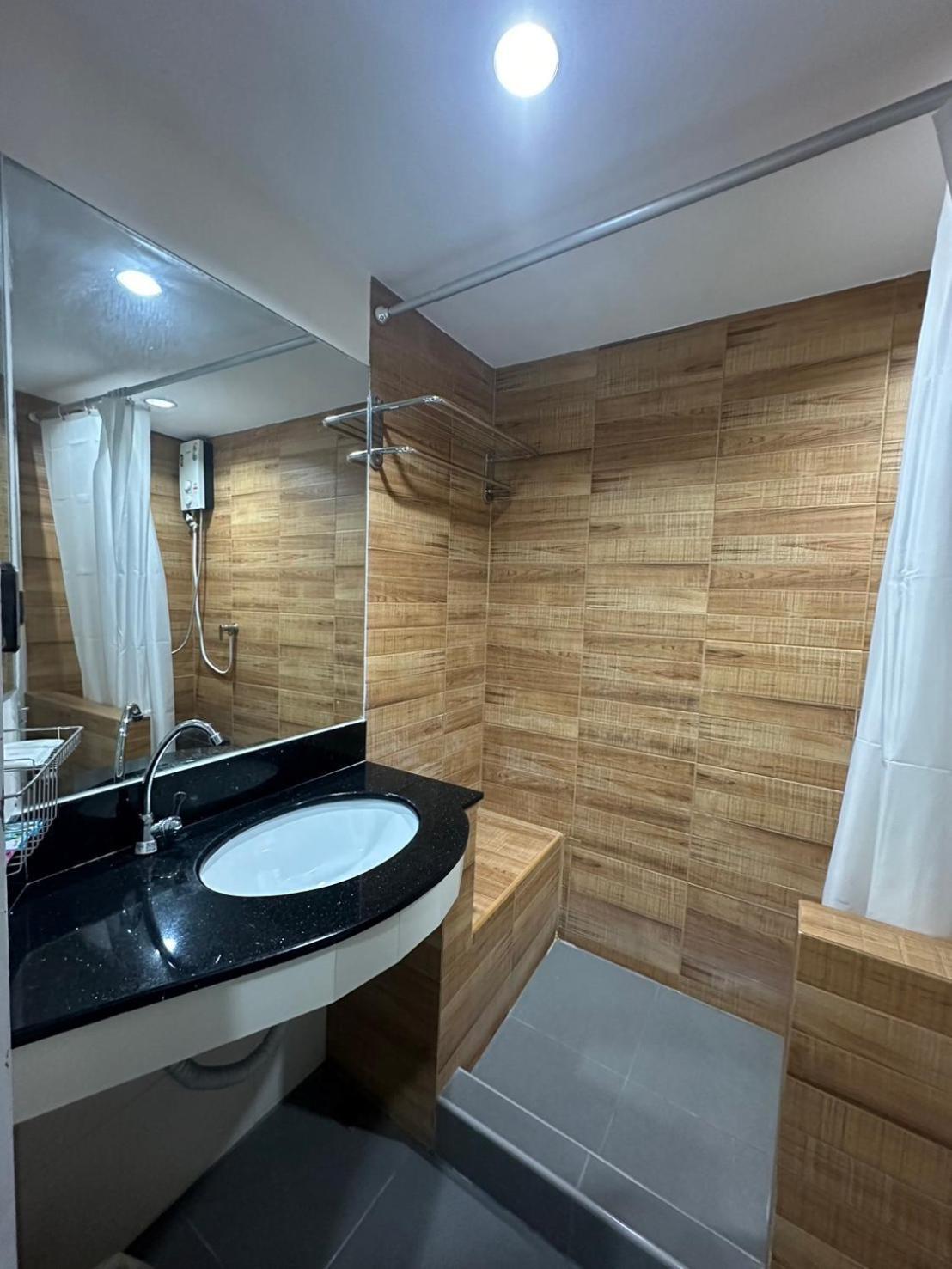 Royal Garden Home Hotel Банкок Екстериор снимка
