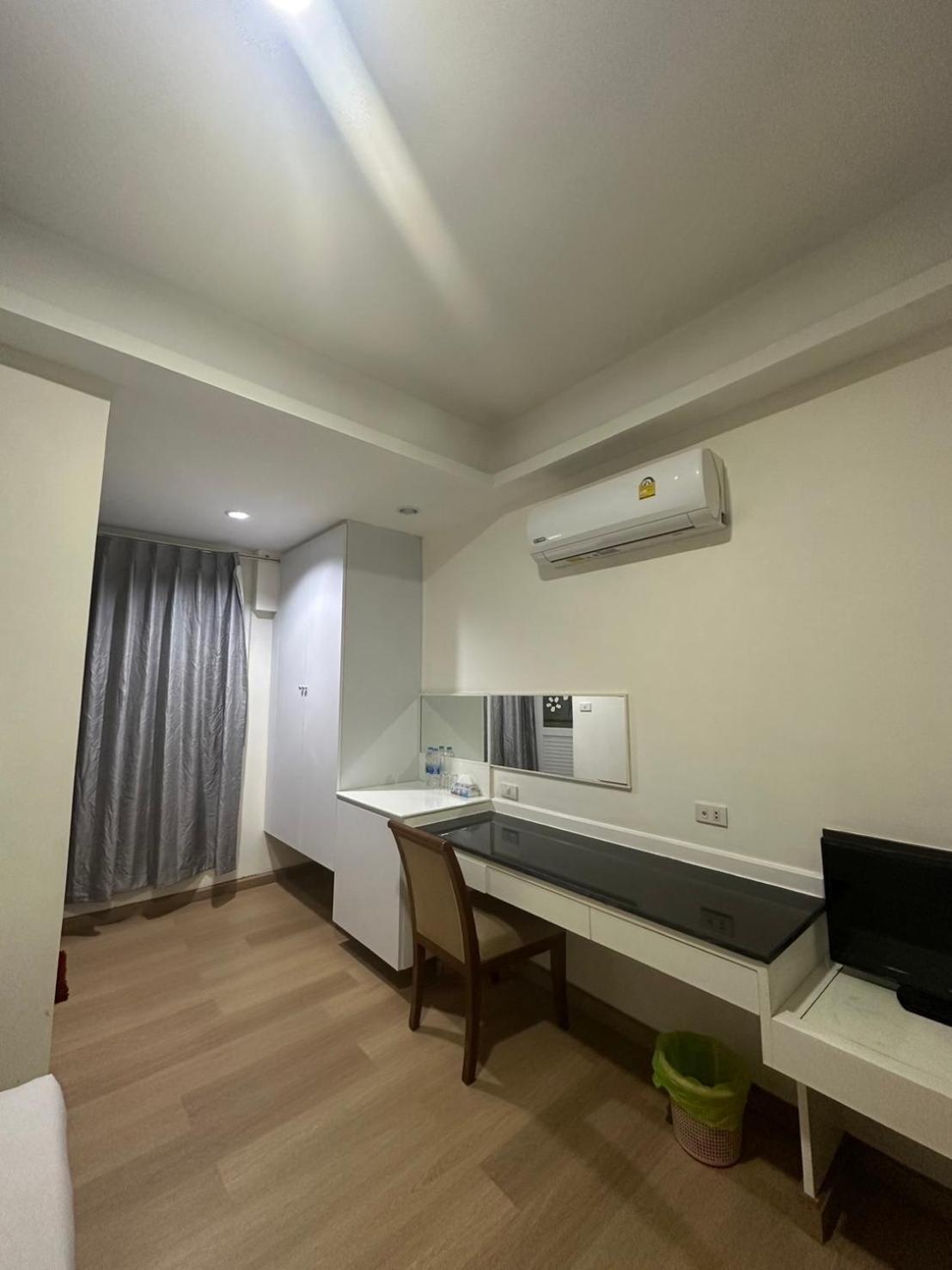 Royal Garden Home Hotel Банкок Екстериор снимка