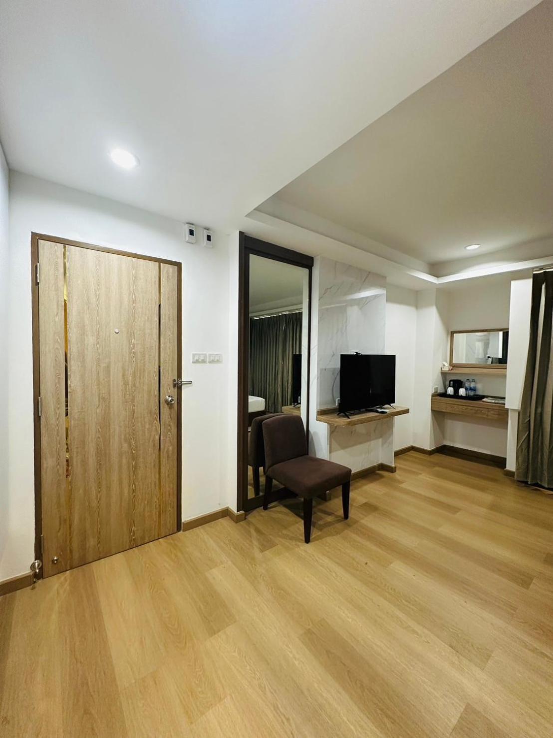 Royal Garden Home Hotel Банкок Екстериор снимка