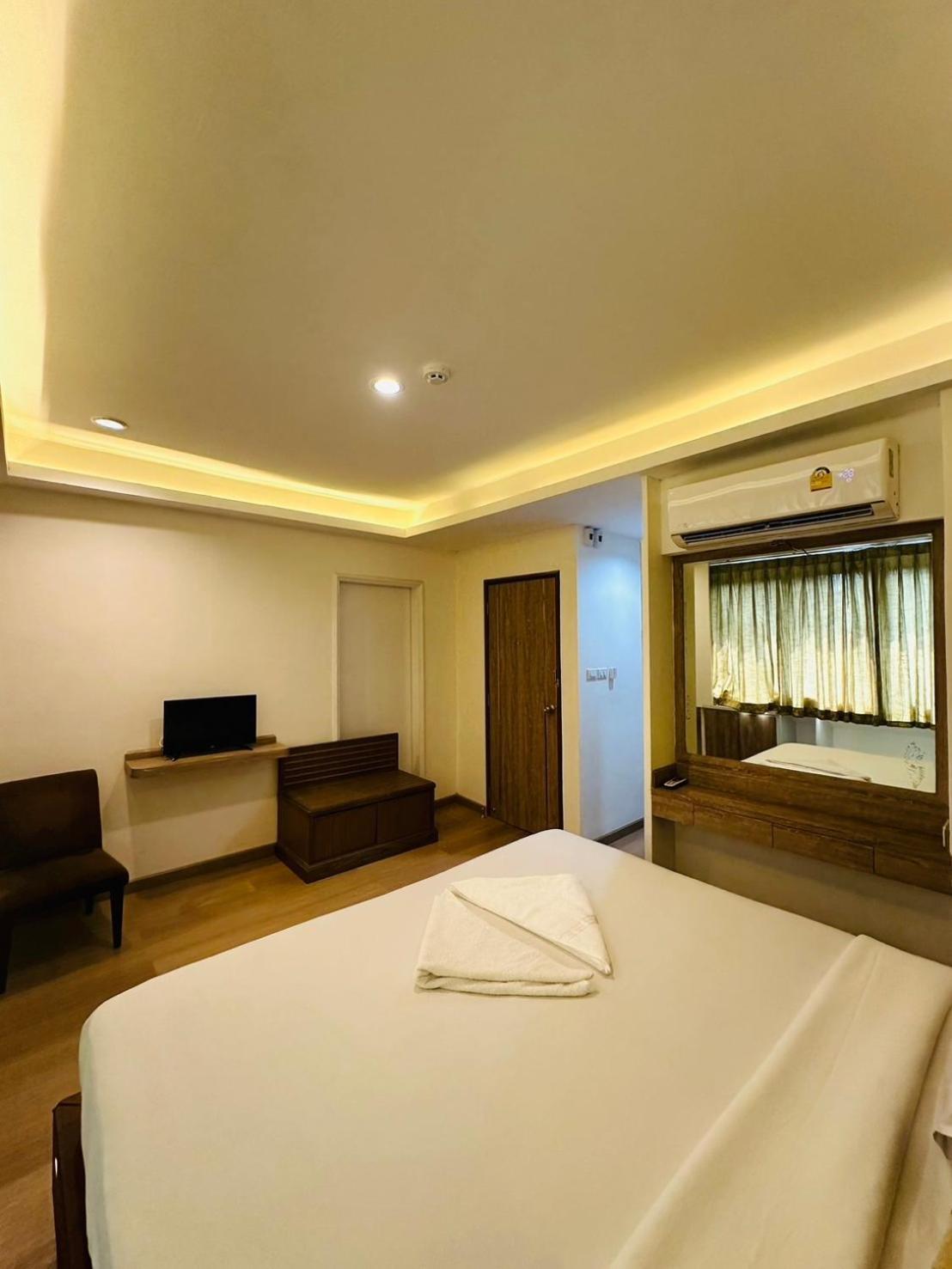 Royal Garden Home Hotel Банкок Екстериор снимка