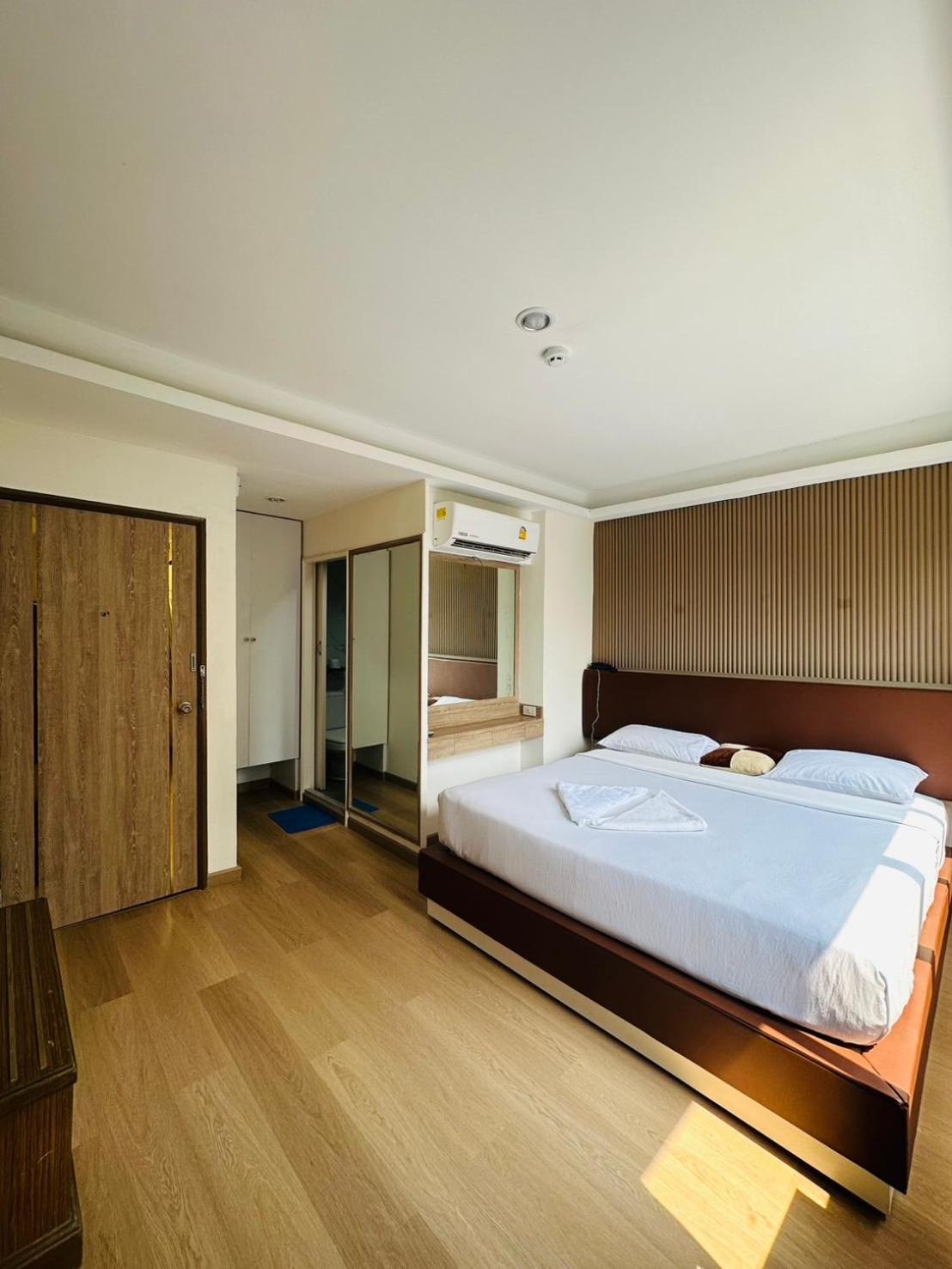 Royal Garden Home Hotel Банкок Екстериор снимка