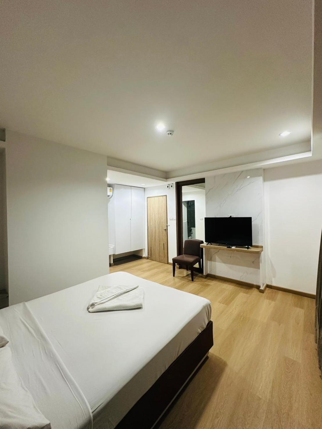 Royal Garden Home Hotel Банкок Екстериор снимка