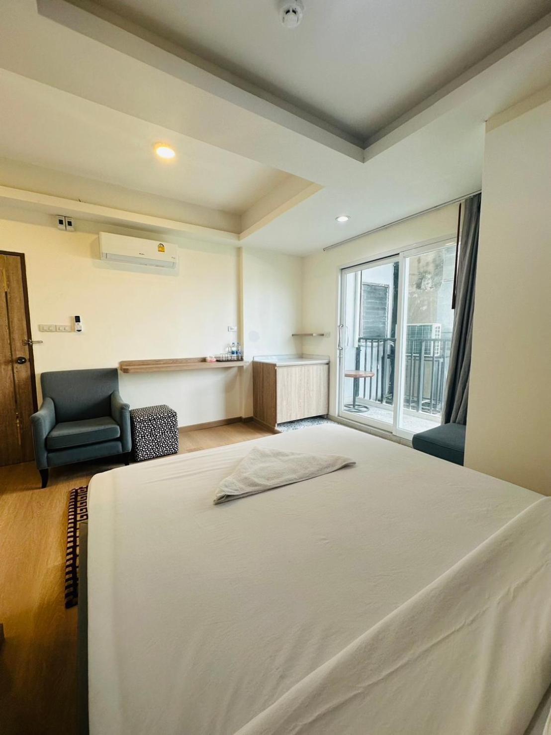 Royal Garden Home Hotel Банкок Екстериор снимка