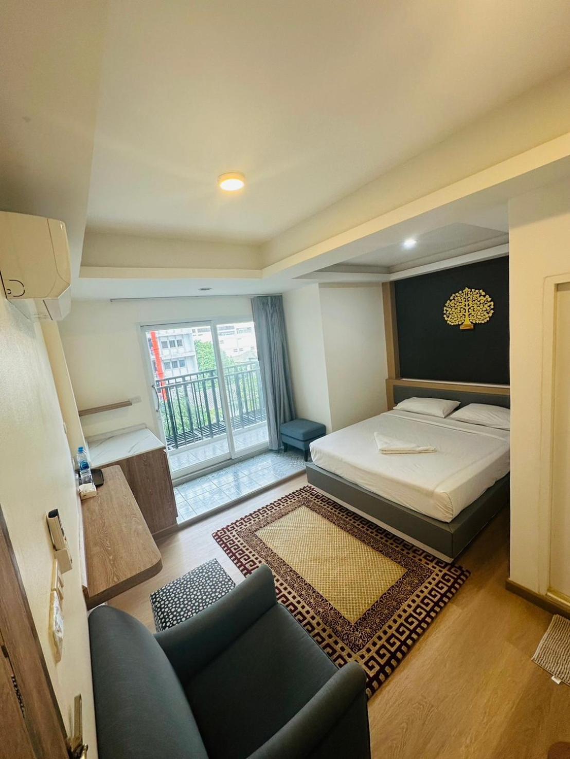 Royal Garden Home Hotel Банкок Екстериор снимка