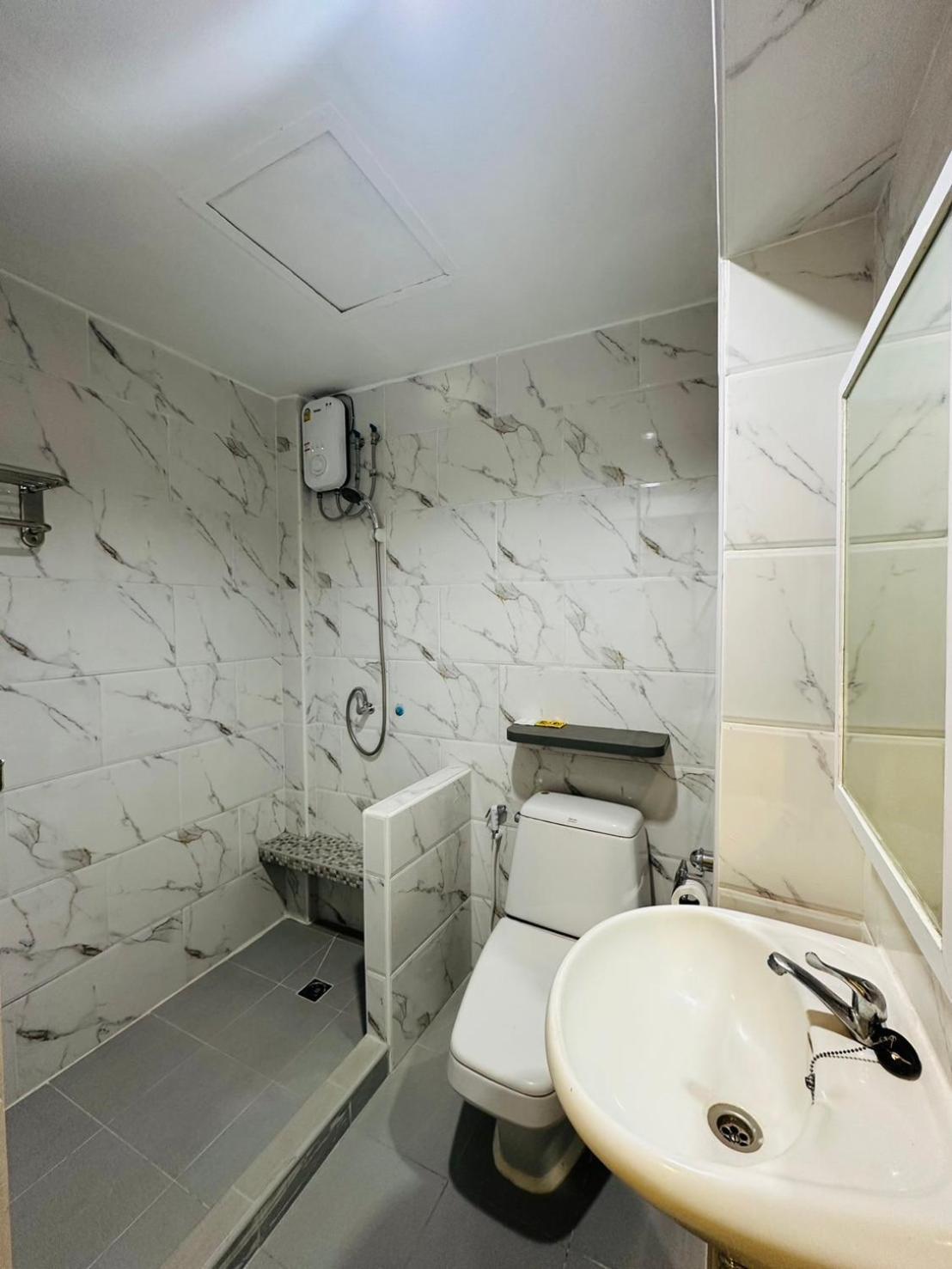 Royal Garden Home Hotel Банкок Екстериор снимка
